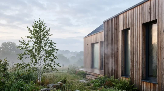 Facade d'une maison en bois avec de fines gouttelettes de condensation illustrant l'equilibre hygrometrique